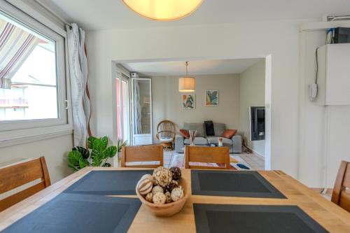 a dining room with a table with a bowl of mushrooms at Le Fernand - Campus - Parking in Saint-Martin-dʼHères