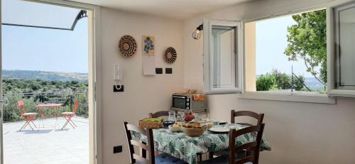 a dining room with a table with a microwave at Alabianca in Villa Vela