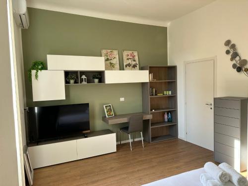 Μια τηλεόραση ή/και κέντρο ψυχαγωγίας στο Arrietty's apartment