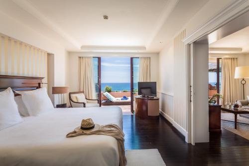 A bed or beds in a room at Kempinski Hotel Bahía Beach Resort & Spa
