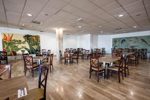 a dining room with wooden tables and chairs at Caybeach Sun in Playa Blanca