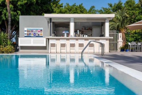 Kolam renang di atau dekat dengan Servatur Eden & Buganvillas