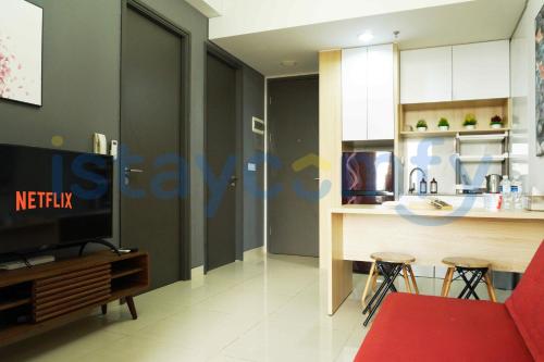 sala de estar con TV y cocina en 2BR One Residence 19AK City View, en Batam Centre
