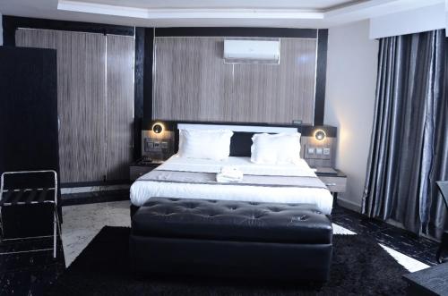 Postel nebo postele na pokoji v ubytování G-pinnacle Hotel