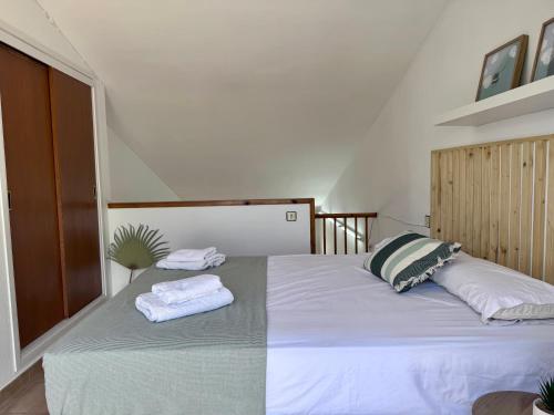 Un dormitorio con una cama con dos toallas encima. en Apartaments Aeroclub, en Empuriabrava