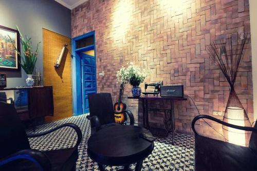un soggiorno con un muro di mattoni con una chitarra di Tonkin1987 a Hanoi