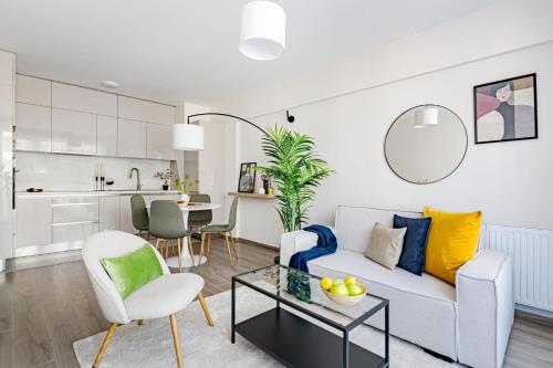 Parkwest Diamond Residence -Chic Apt with AC, Garage, Balcony