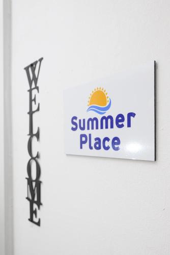 Summer Placeに飾ってある許可証、賞状、看板またはその他の書類