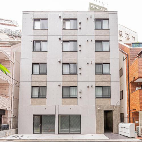 an apartment building on the corner of a street at タスキスマート池袋一号館Tasuki Smart Ikebukuro1 in Tokyo