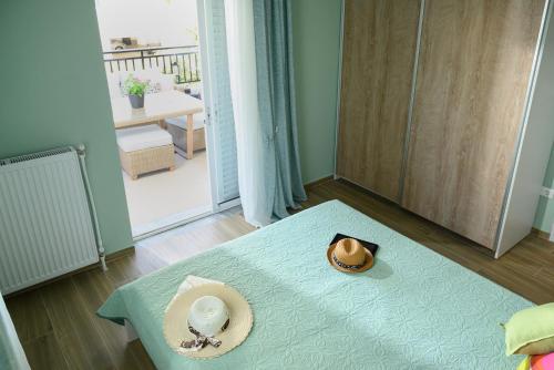 ペライアにあるSummer Placeの部屋のテーブルに座る帽子