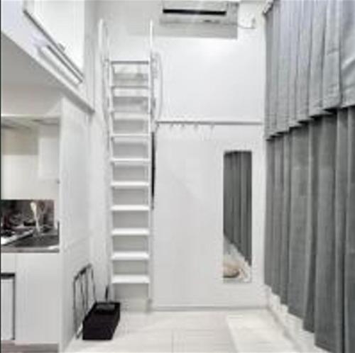 scala bianca in una stanza con cucina di Shinjuku sumika5 a Tokyo