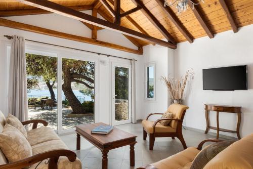 Телевизор и/или развлекательный центр в Porto Castello Villas