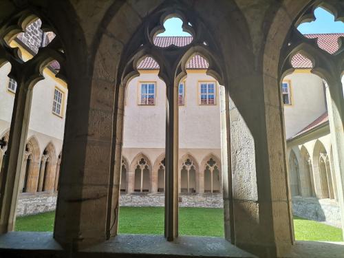 a view through the arches of a building at Weisser Brunnen in Gotha