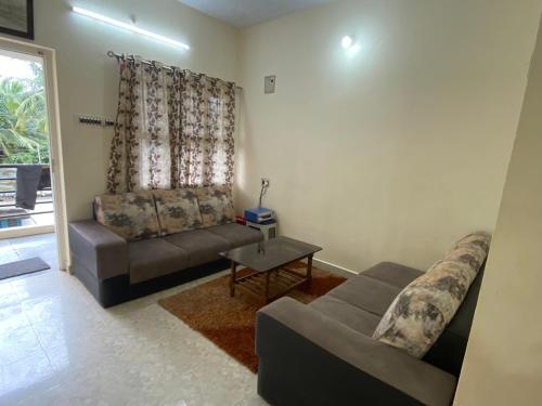 Χώρος καθιστικού στο KOKARI,S 102 2 BHK HOME STAY by AL MANAL