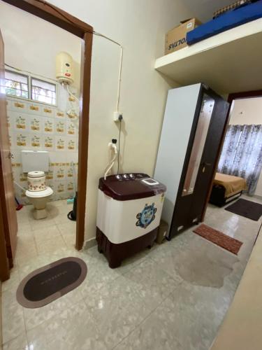 Ένα μπάνιο στο KOKARI,S 102 2 BHK HOME STAY by AL MANAL