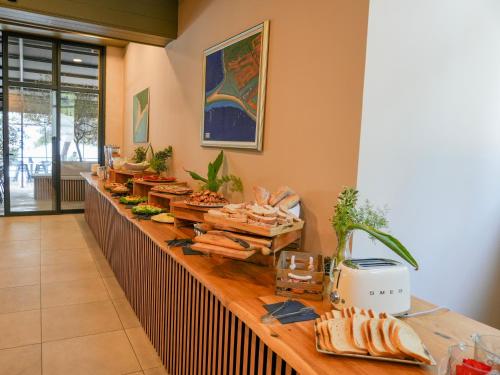 Makanan di atau berdekatan hotel