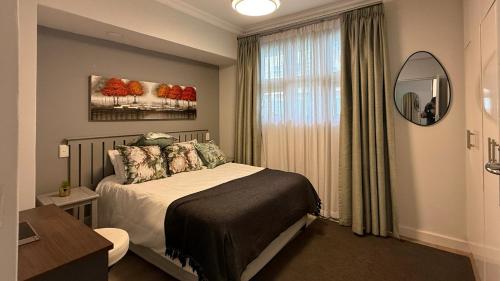 Postel nebo postele na pokoji v ubytování INVERNESS 14 Camberwell Road SEA POINT BEST LOCATION super luxury one bedroom with pool, balcony, garden & Sea Views