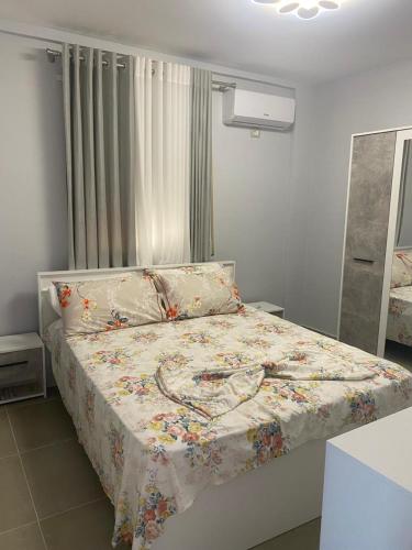 Llit o llits en una habitació de Vlorë apartament