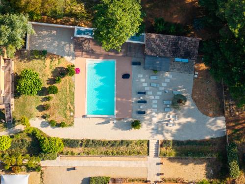 an overhead view of a house with a pool at Hotel Les Ambres in Roussillon