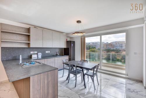 Kuchyň nebo kuchyňský kout v ubytování Seaside Comfort in Marsascala, 2BR with Balcony by 360 Estates