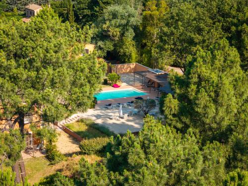 an overhead view of a house with a swimming pool at Hotel Les Ambres in Roussillon