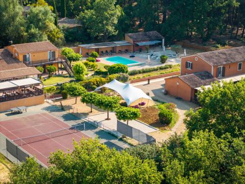 an overhead view of a tennis court and a tennis court at Hotel Les Ambres in Roussillon
