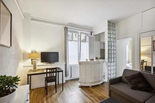Televisyen dan/atau pusat hiburan di Small fully equipped apartment