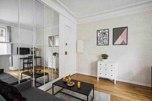 Televisyen dan/atau pusat hiburan di Small fully equipped apartment