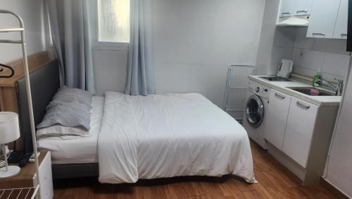a small bedroom with a bed and a sink at Kiman09 in Seoul