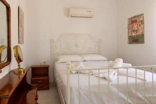 Ένα ή περισσότερα κρεβάτια σε δωμάτιο στο Villa Dimosthenis