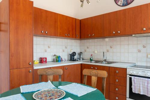 Η κουζίνα ή μικρή κουζίνα στο Villa Dimosthenis