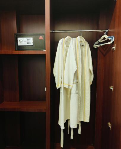 a closet with a towel hanging on a rack at SoonNoeng Resort in Koh Rong Sanloem