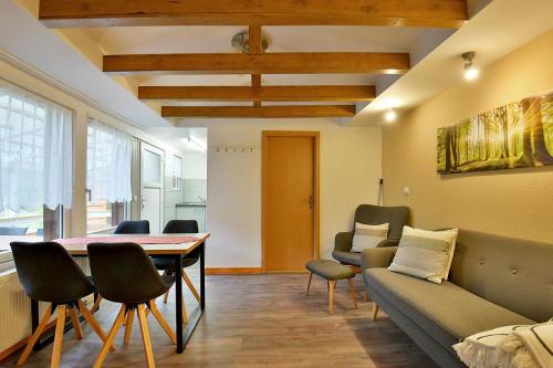 un soggiorno con un divano, un tavolo e delle sedie di Campingplatz & Bungalowdorf am Waldbad a Erlau