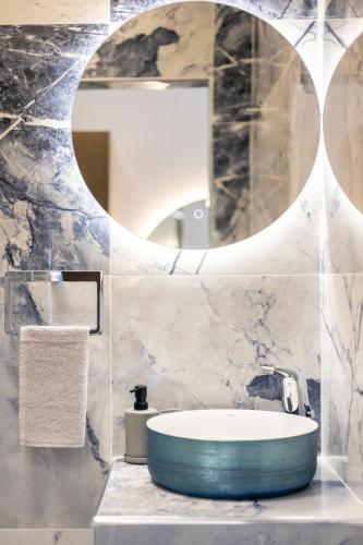 Un baño de Sea View Serenity Βeachfront & Pool 106