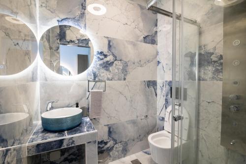 Un baño de Sea View Serenity Βeachfront & Pool 106