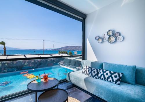 La alberca dentro o cerca de Sea View Serenity Βeachfront & Pool 106