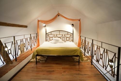 Un pat sau paturi într-o cameră la Hanul Fullton