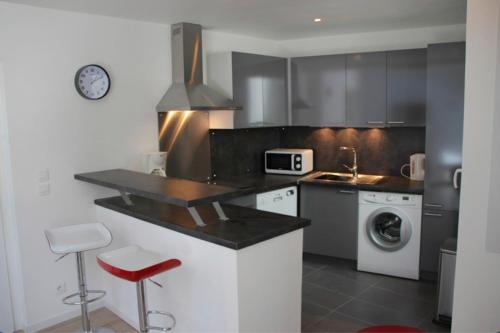 La cuisine est équipée d'un comptoir, d'un évier et d'un lave-linge. dans l'établissement 40m All Comfort In Front Of The Old Port, à La Rochelle
