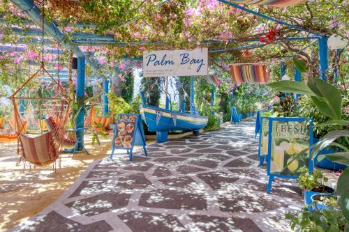 Κήπος έξω από το Palm Bay Sissi Hotel