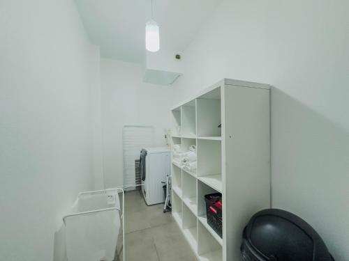 una stanza bianca con una scrivania e una sedia di Le Palais - Hypercentre a Grenoble