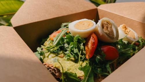 eine Schachtel gefüllt mit einem Salat und einem hartgekochten Ei in der Unterkunft Alinea Market Agora Square in Limassol