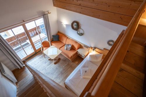 an overhead view of a living room with a couch at Beim Nuihausa in Reit im Winkl