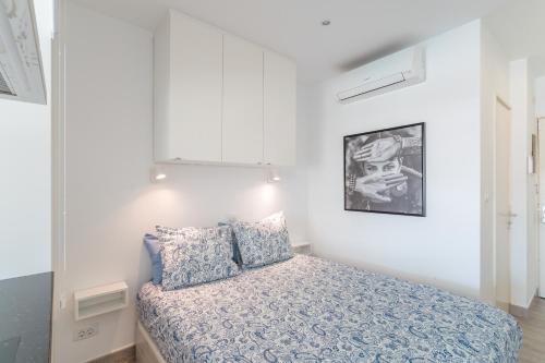 een slaapkamer met een bed in een witte kamer bij Brisas Canarias in Puerto Rico de Gran Canaria