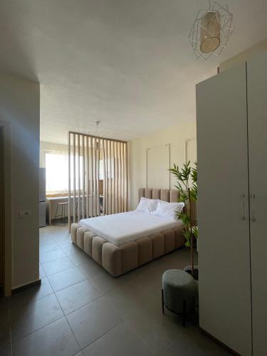 Una cama o camas en una habitación de Golem Apartament
