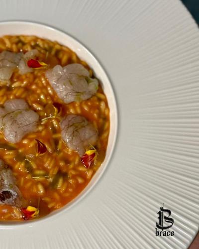 Makanan di atau berdekatan rumah tamu ini