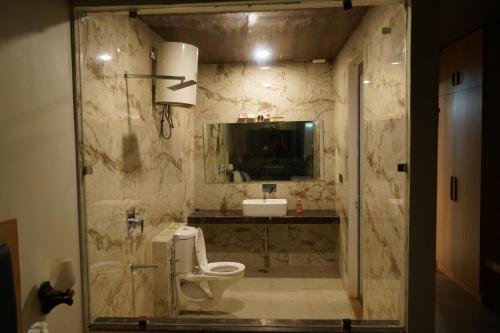 RāmgarhにあるOak Mountsのトイレと洗面台付きのバスルーム