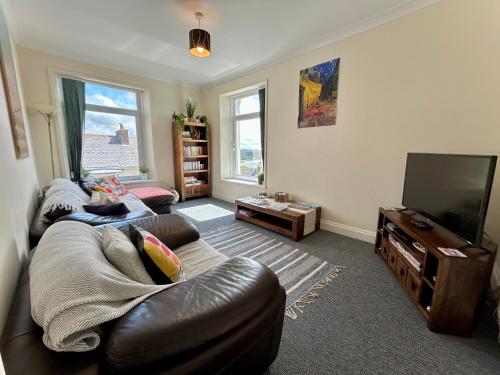 Μια τηλεόραση ή/και κέντρο ψυχαγωγίας στο Spacious Pembrokeshire Apartment