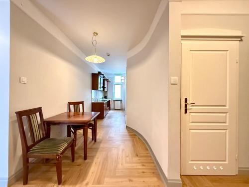 a dining room with a table and chairs and a door at Hotel - Pokoje i Apartamenty Heban in Toruń