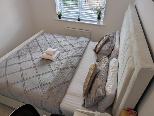 a large bed with a couch in a bedroom at Spacious Room With Kingsize Bed in Dinnington