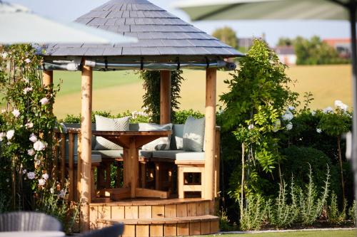 Un jardín fuera de Wrightington Hotel & Health Club